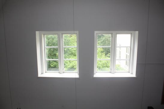 Remise Fenster neben dem Rundbogen unten (von oben fotografiert)